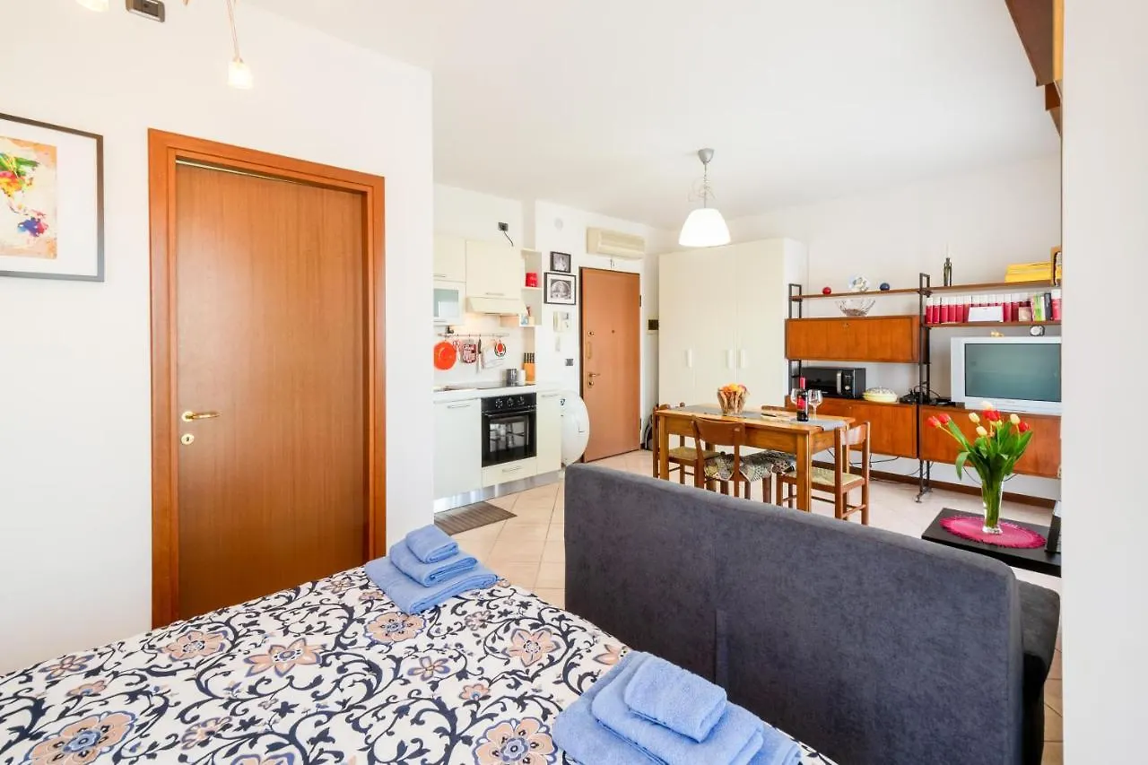 Parma Fiere Studio con parcheggio e balcone Appartamento Italia